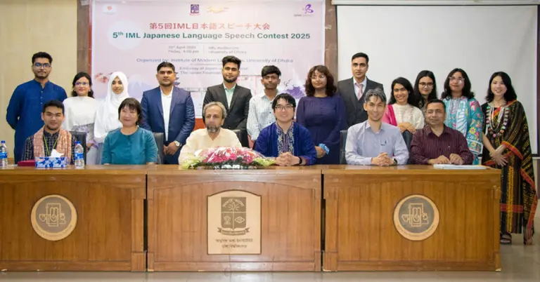 আয়োজকদের সাথে সারাদেশের বিভিন্ন শিক্ষা প্রতিষ্ঠান থেকে আসা প্রতিযোগীরা